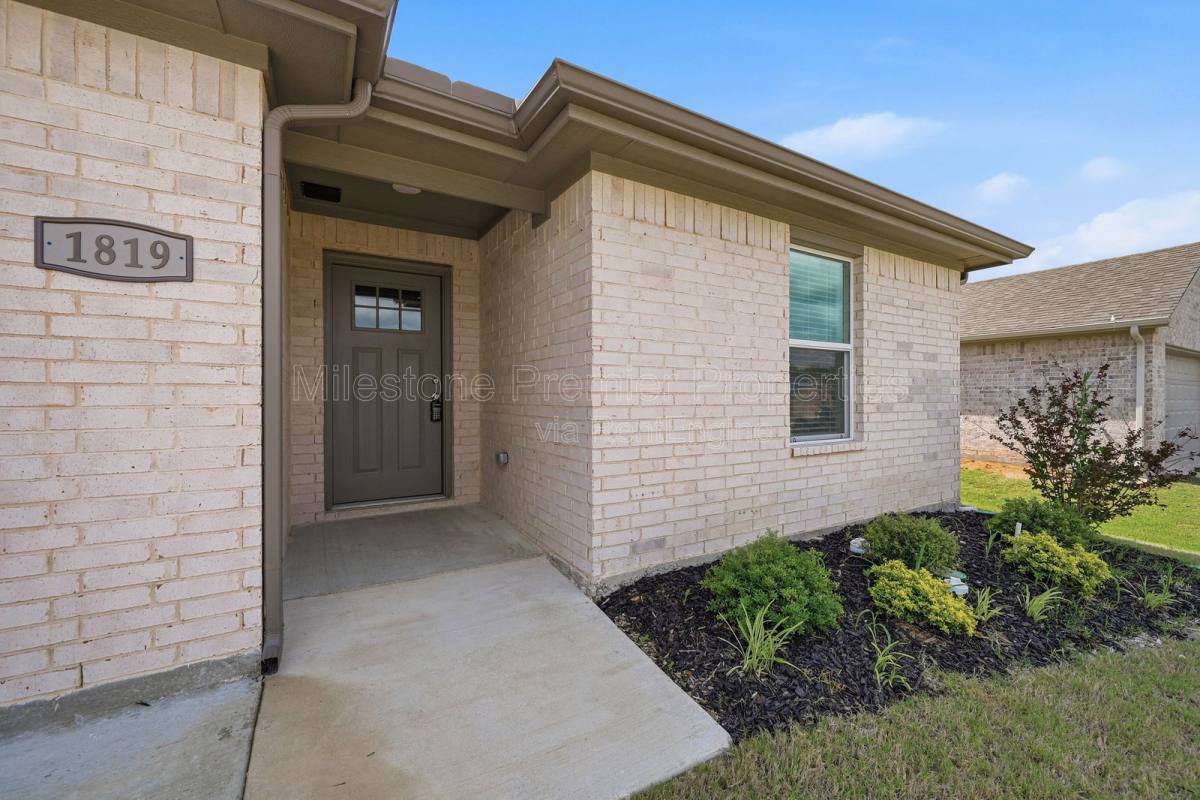 House for rent at 1819 Boxwood Dr, Sherman, TX 75092