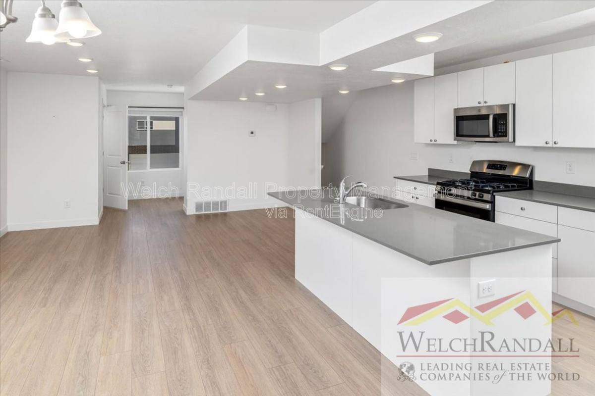 Townhouse for rent at 82 E Weekes Way, Clearfield, UT 84015