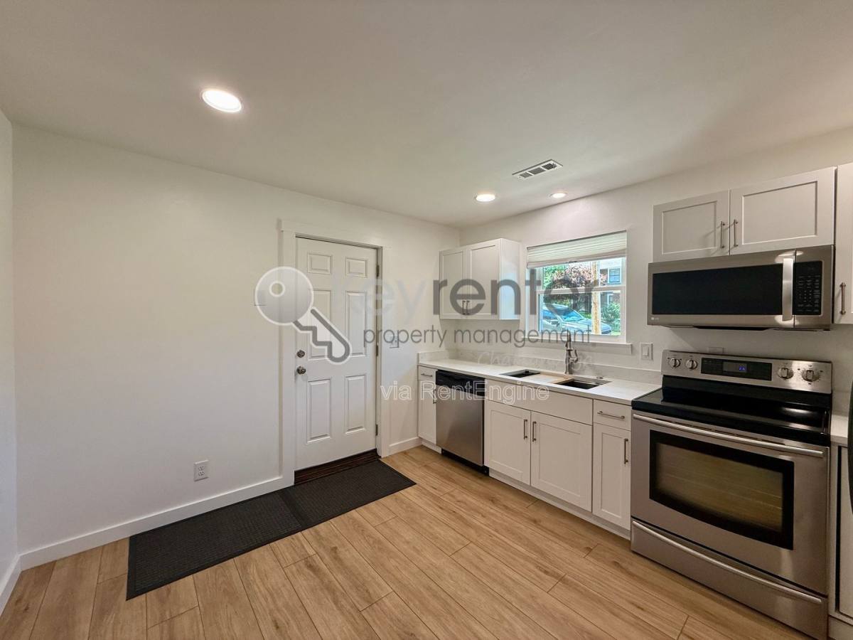 Apartment for rent at 1004 Summer St #A A, Chattanooga, TN 37405