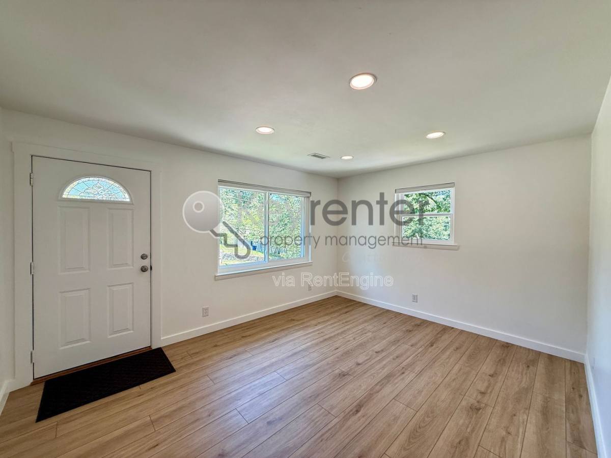 Apartment for rent at 1004 Summer St #A A, Chattanooga, TN 37405