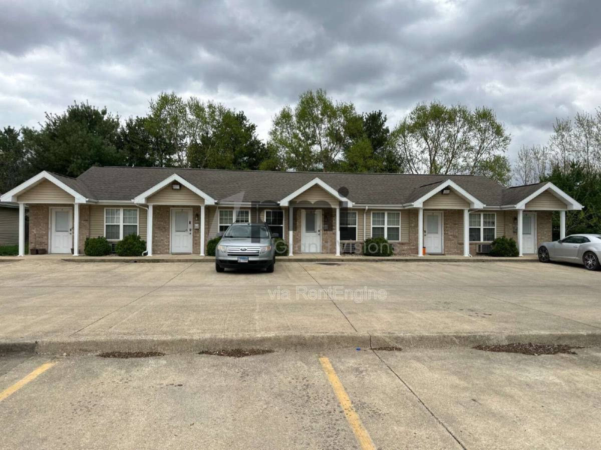 Apartment for rent at 1308 Arthur Ave #3, Charleston, IL 61920