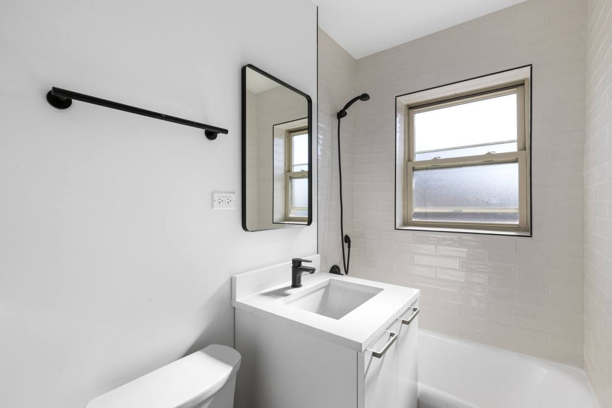 Apartment for rent at 1555 W Hollywood Ave, Chicago, IL 60660