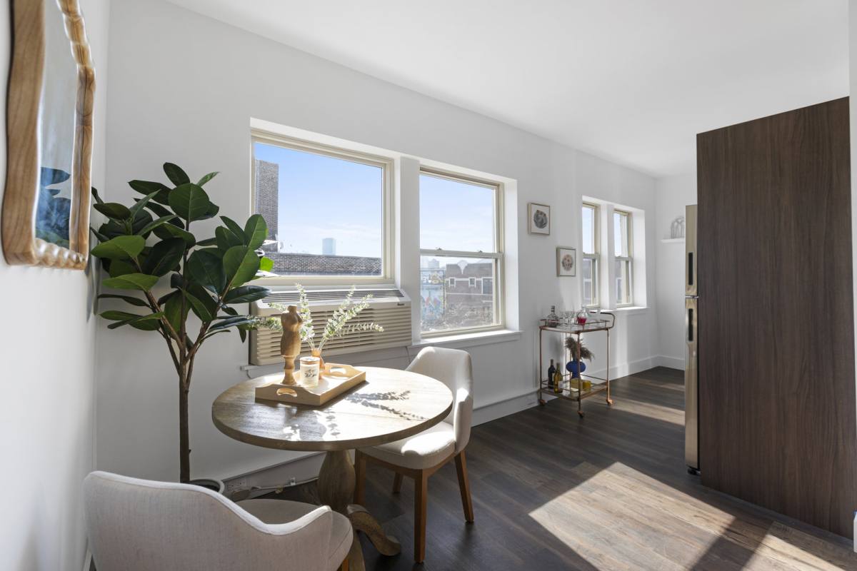 Apartment for rent at 1555 W Hollywood Ave, Chicago, IL 60660