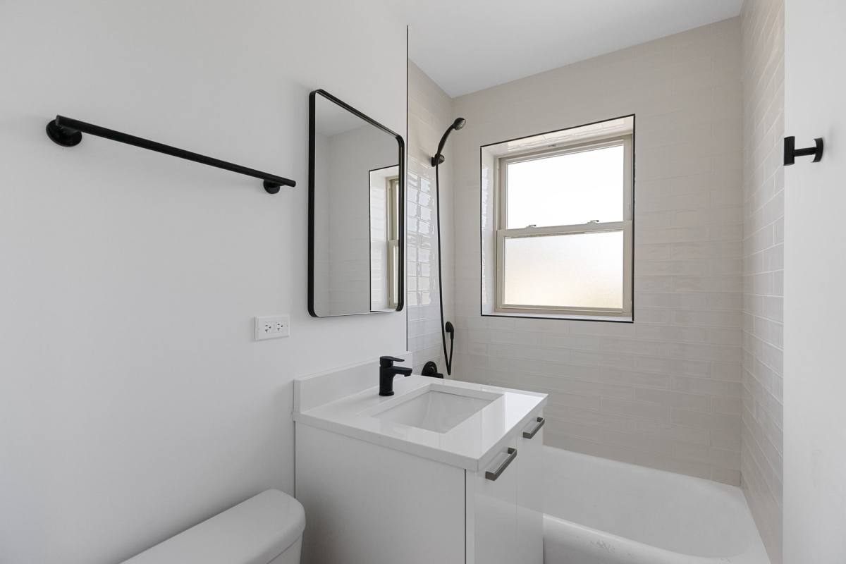 Apartment for rent at 1555 W Hollywood Ave, Chicago, IL 60660