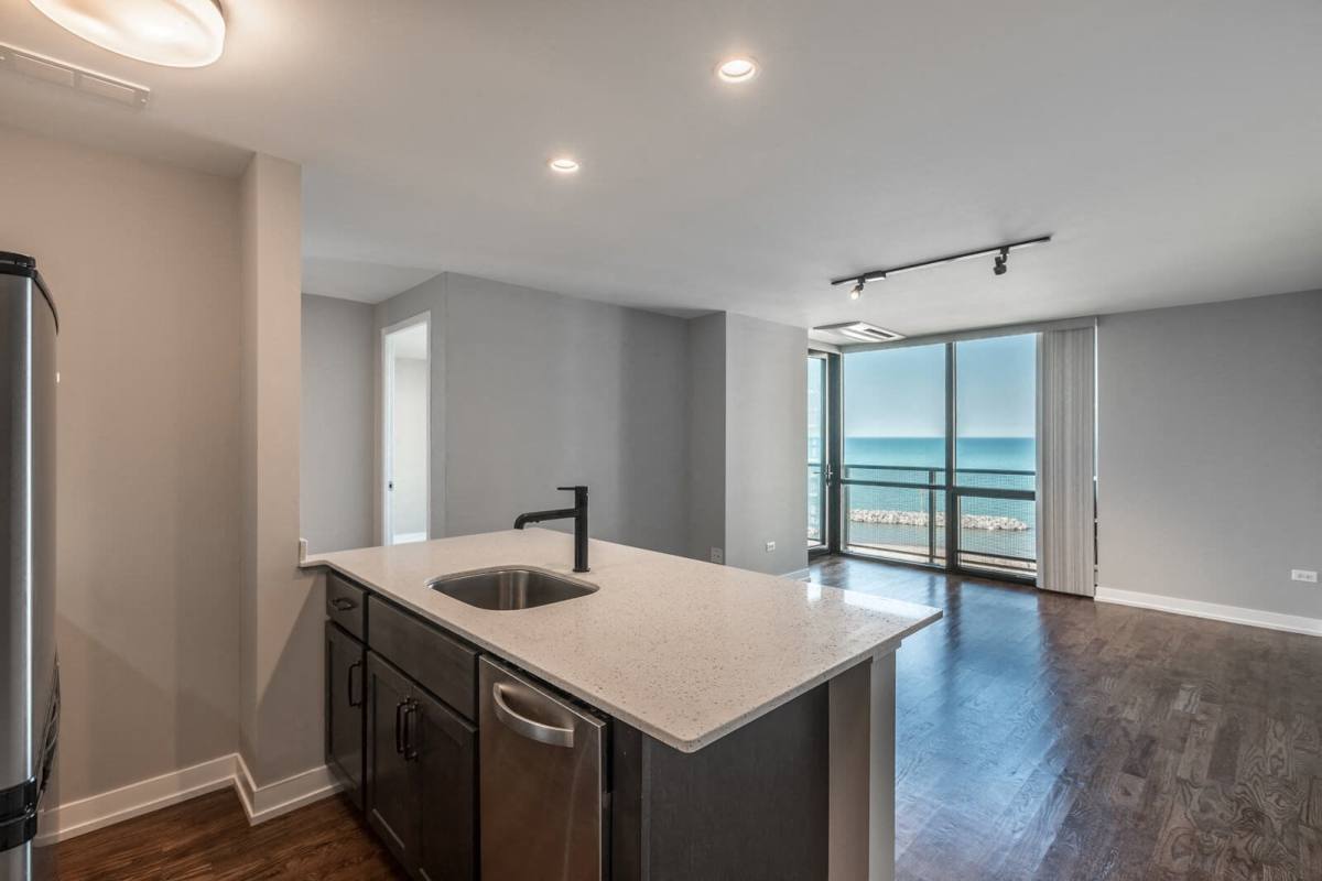 Apartment for rent at 5910 N Sheridan Rd, Chicago, IL 60660