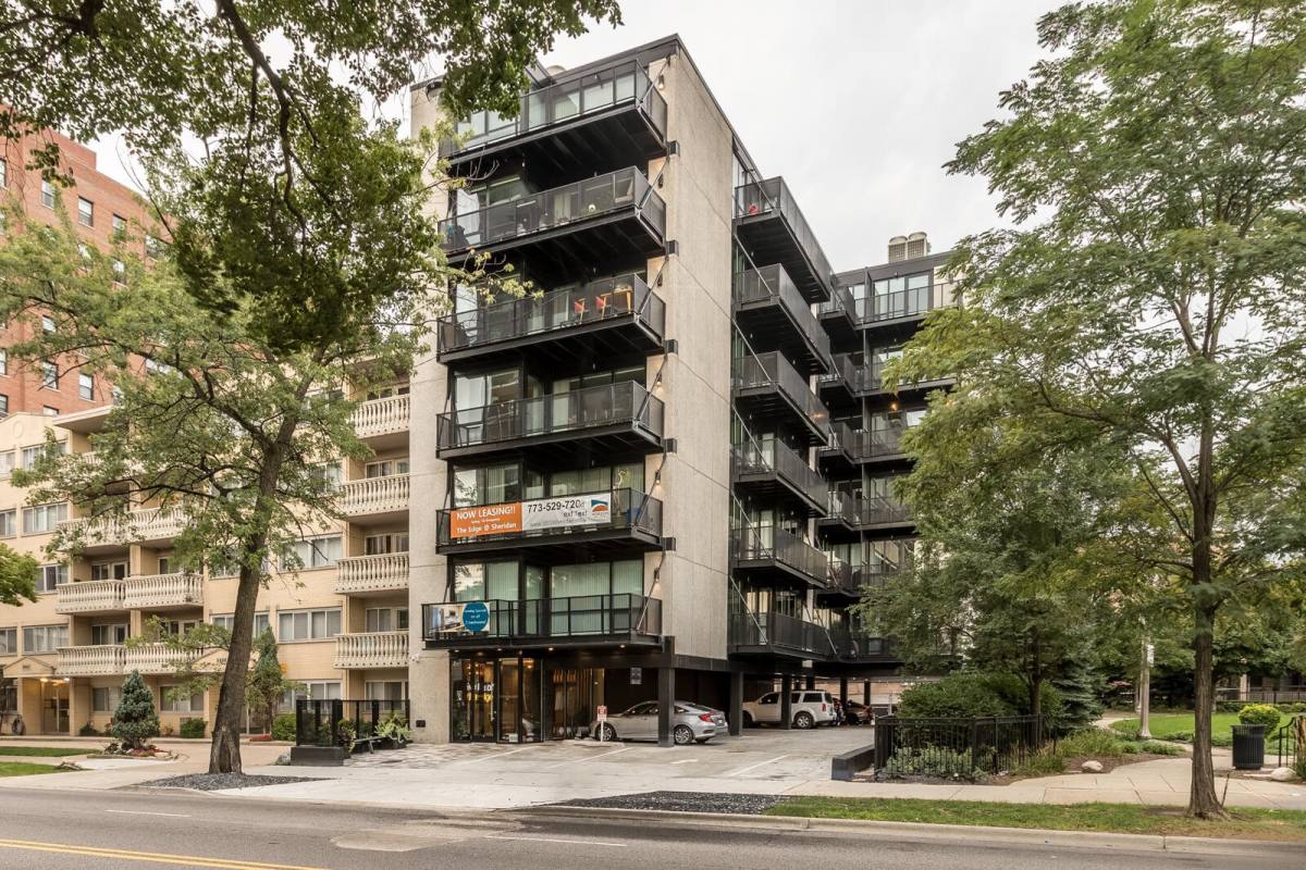 Apartment for rent at 5910 N Sheridan Rd, Chicago, IL 60660