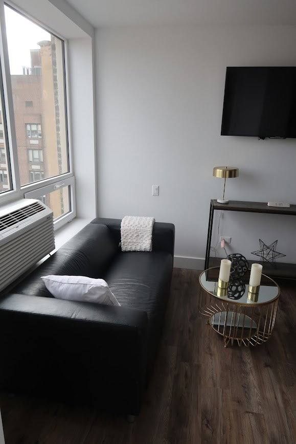 Apartment for rent at 941 W Carmen Ave, Chicago, IL 60640
