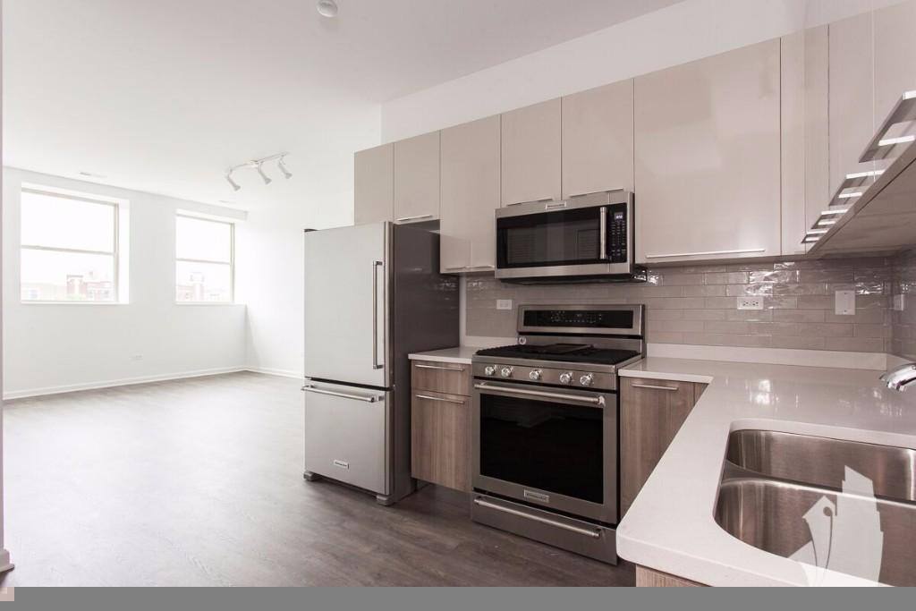 Condo for rent at 932 W Dakin St #301, Chicago, IL 60613