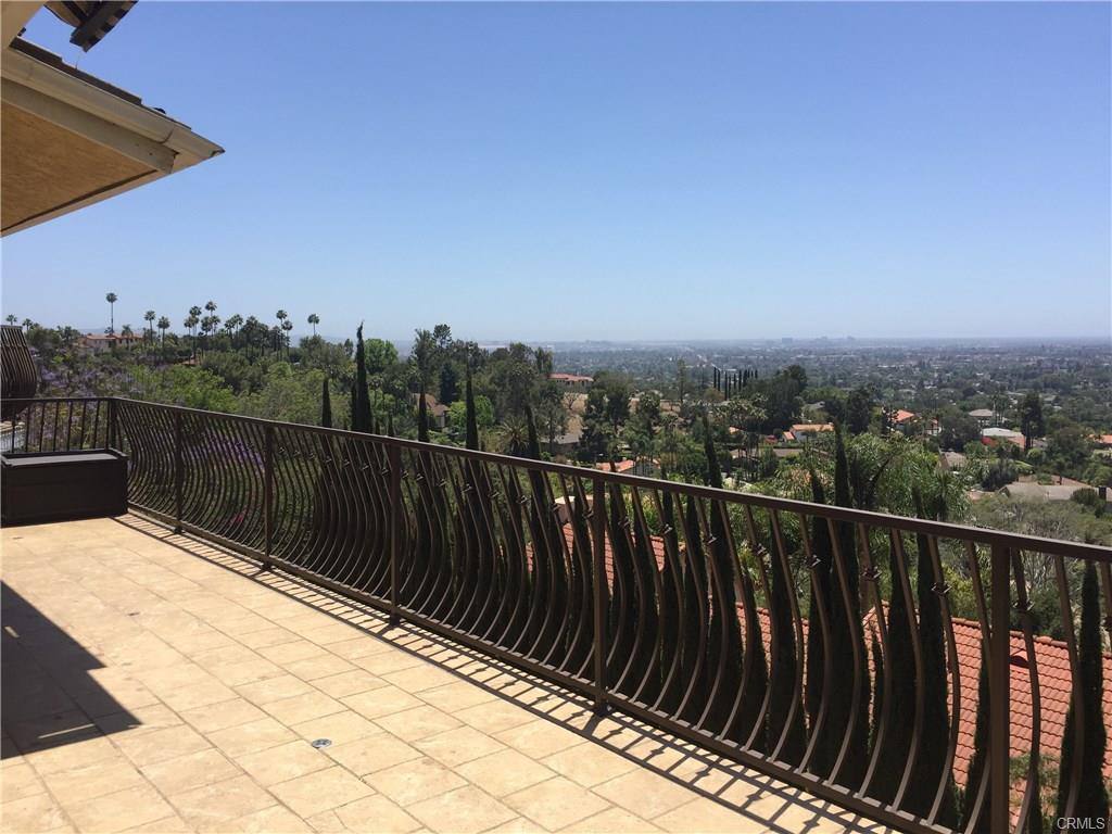 Apartment for rent at 11393 La Vereda Dr, Santa Ana, CA 92705