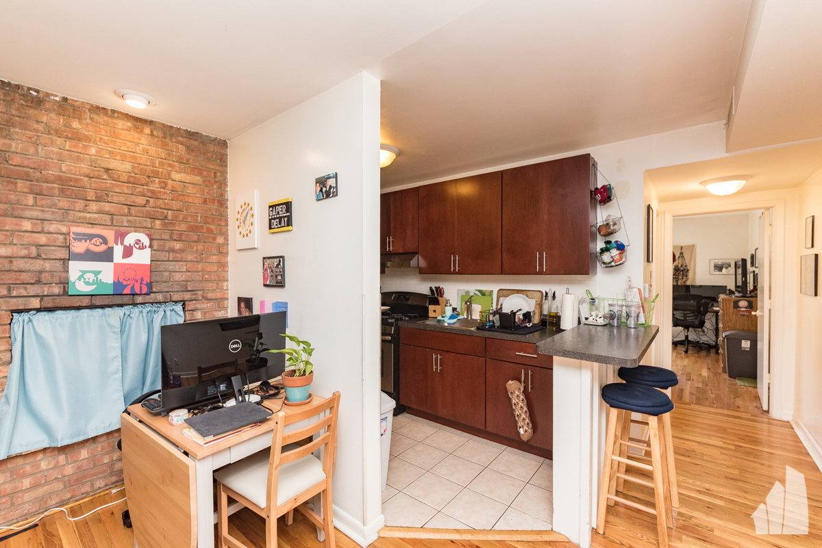 Apartment for rent at 803 W Oakdale Ave #2, Chicago, IL 60657