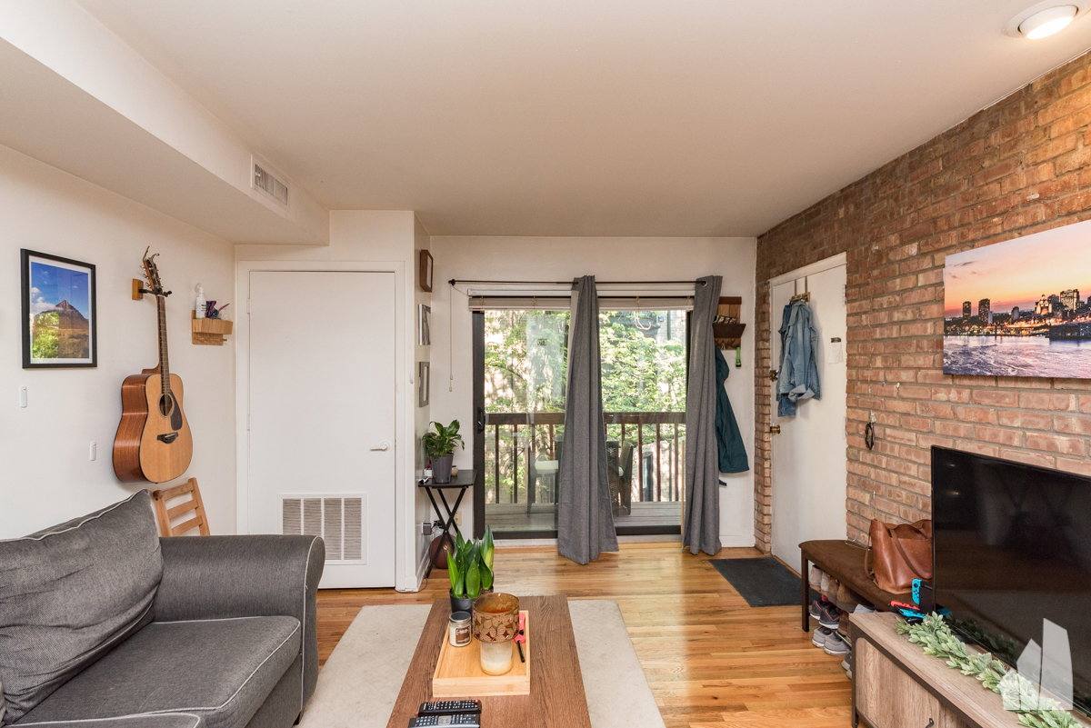 Apartment for rent at 803 W Oakdale Ave #2, Chicago, IL 60657