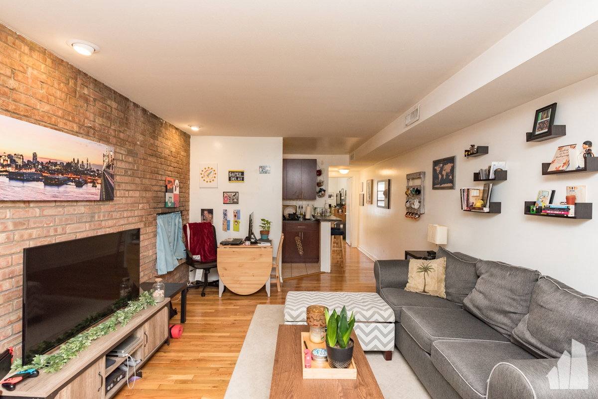 Apartment for rent at 803 W Oakdale Ave #2, Chicago, IL 60657
