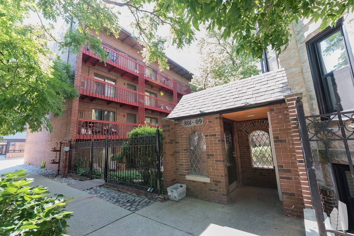 Apartment for rent at 803 W Oakdale Ave #2, Chicago, IL 60657