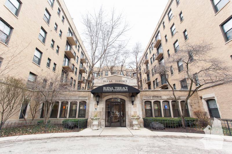Apartment for rent at 4242 N Sheridan Rd, Chicago, IL 60613