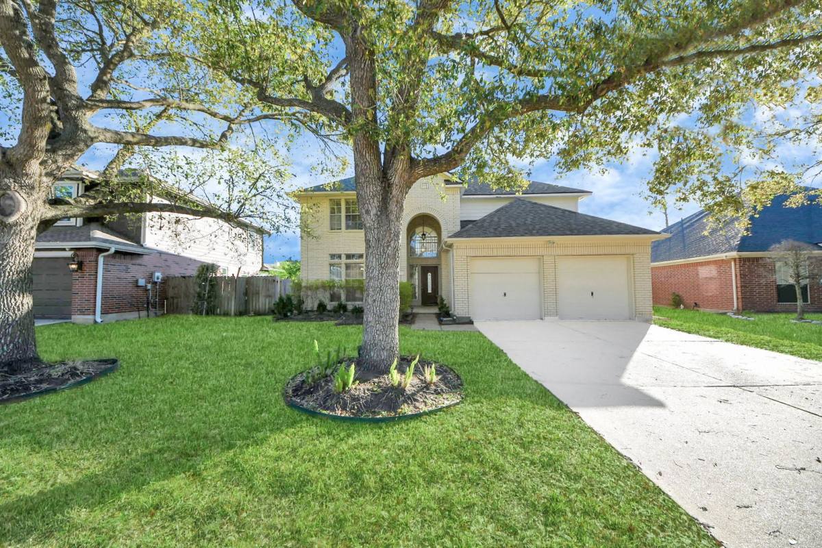 House for rent at 324 N Esplanade Lane, Stafford, TX 77477