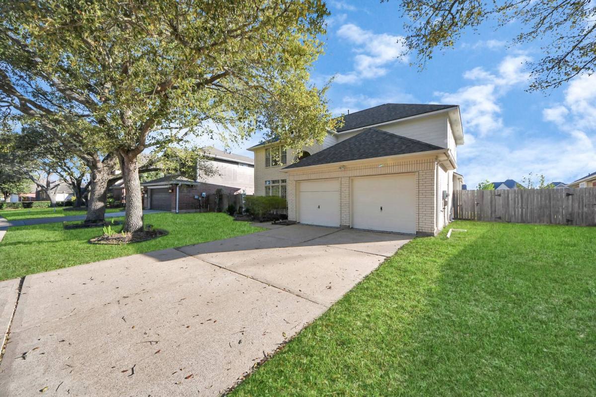 House for rent at 324 N Esplanade Lane, Stafford, TX 77477