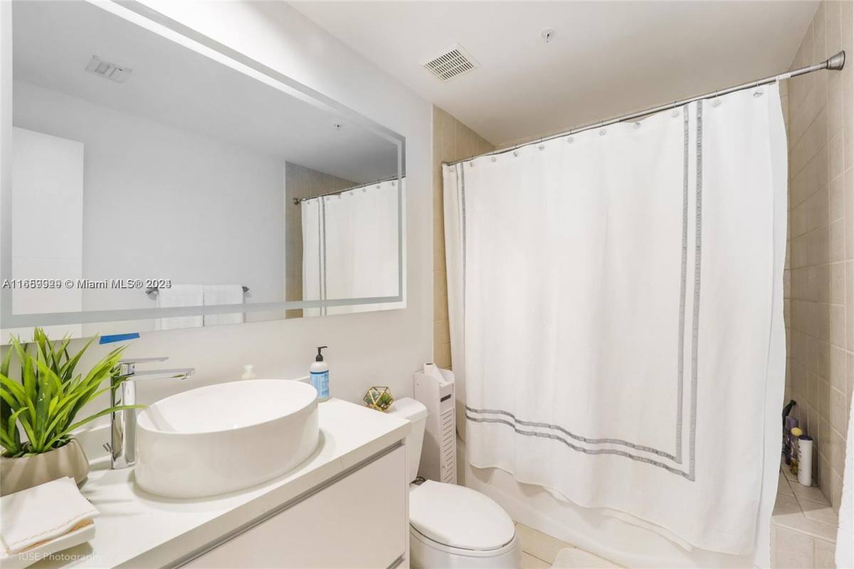 Apartment for rent at 801 Brickell Key Blvd #3204, Miami, FL 33131