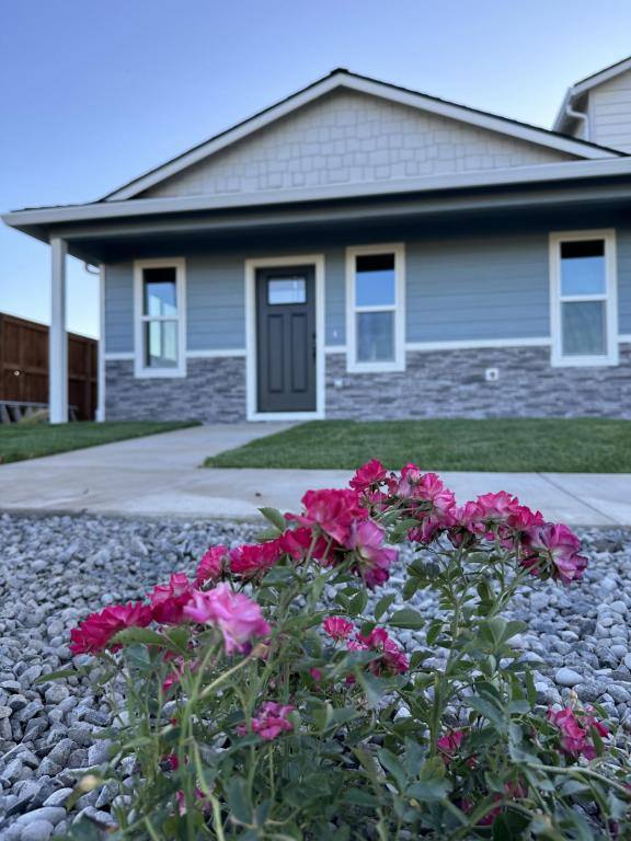 Townhouse for rent at 1149 Annalise St, Central Point, OR 97502