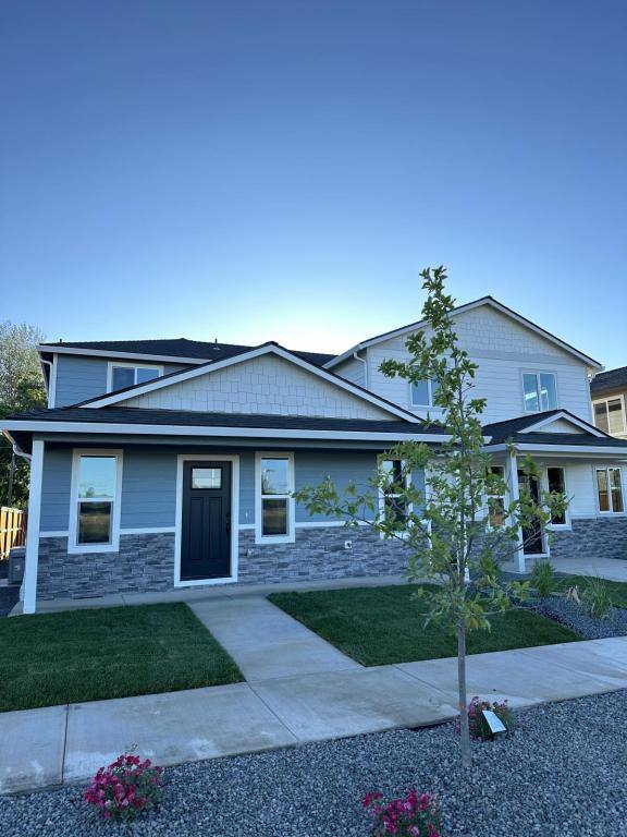 Townhouse for rent at 1149 Annalise St, Central Point, OR 97502