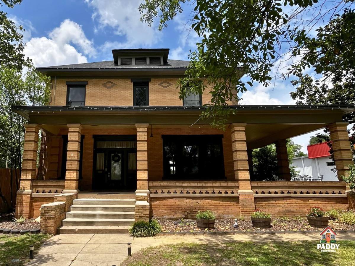 House for rent at 406 W 1st St, Mount Pleasant, TX 75455
