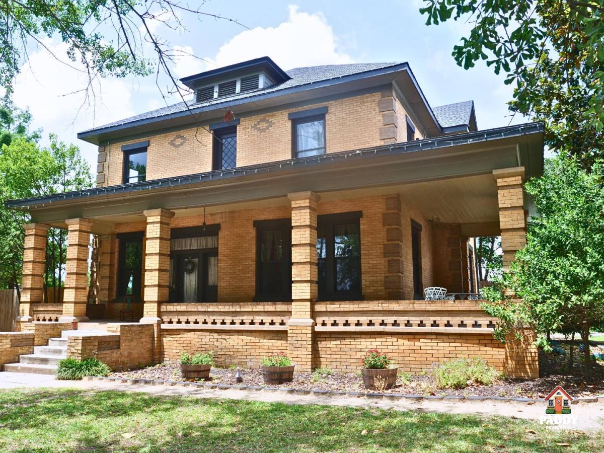 House for rent at 406 W 1st St, Mount Pleasant, TX 75455
