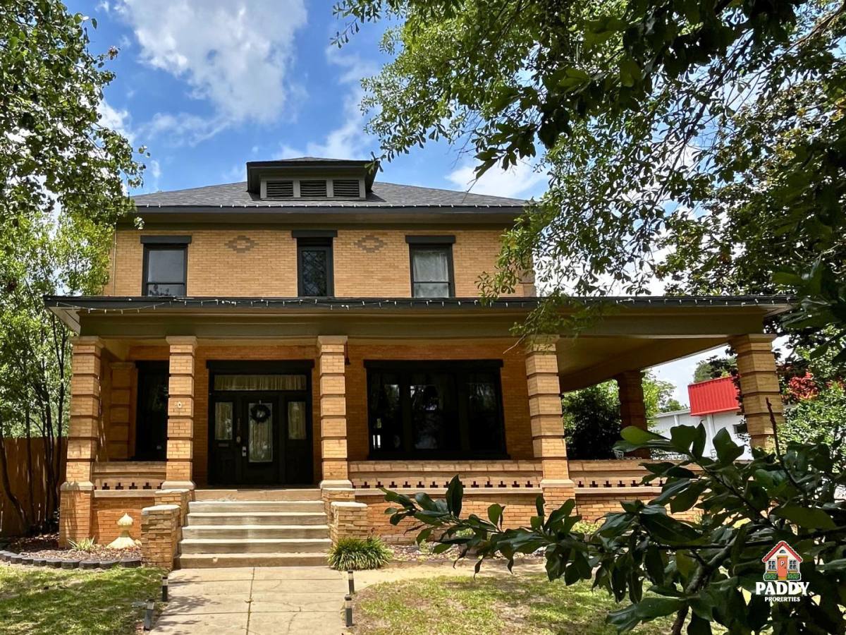 House for rent at 406 W 1st St, Mount Pleasant, TX 75455