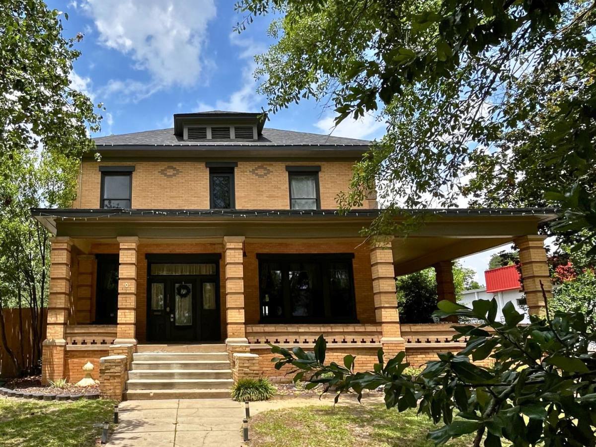 House for rent at 406 W 1st St, Mount Pleasant, TX 75455