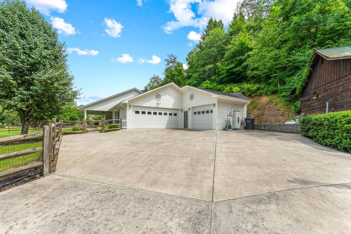 House for rent at 519 Country Oaks Dr, Pigeon Forge, TN 37863