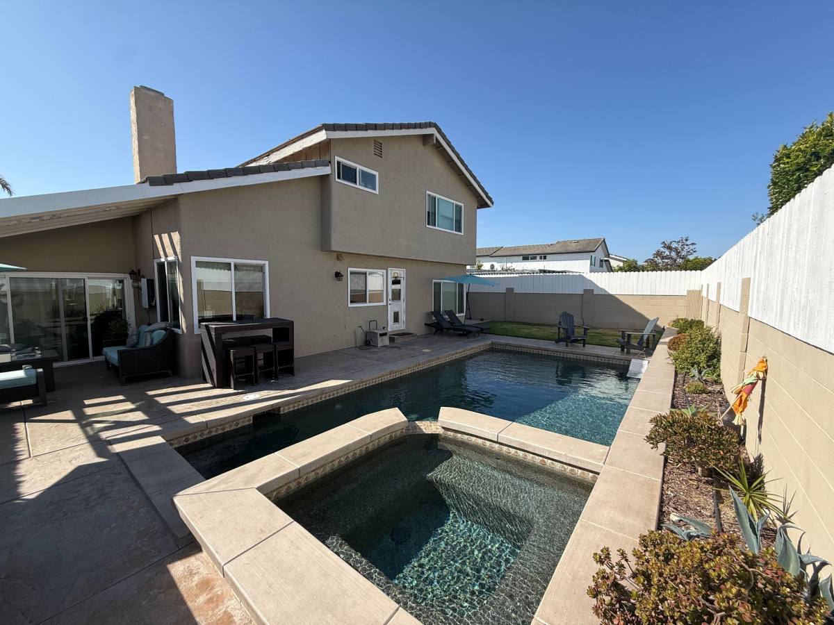 House for rent at 3816 Mistral Dr, Huntington Beach, CA 92649