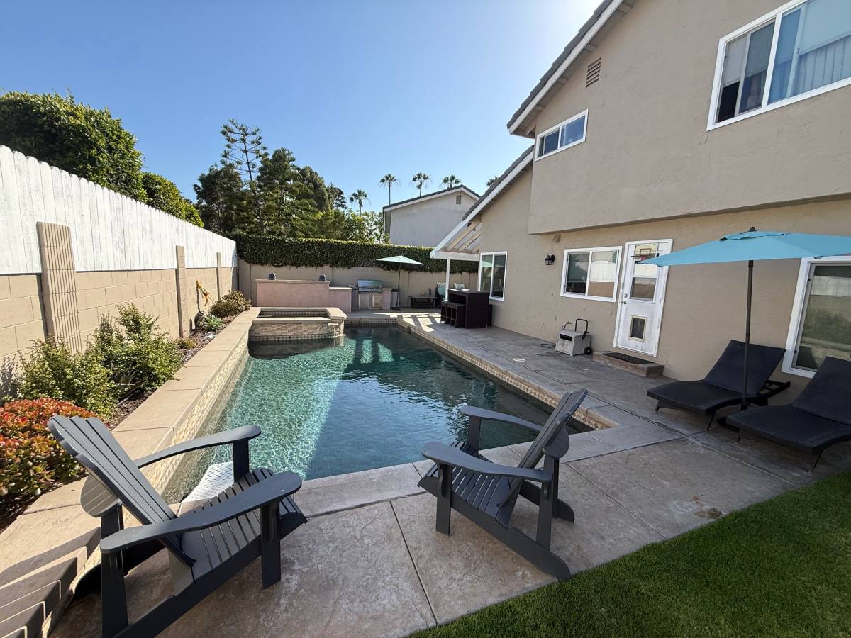 House for rent at 3816 Mistral Dr, Huntington Beach, CA 92649