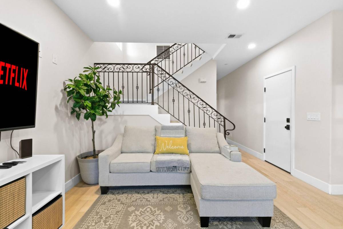 House for rent at 5051 Savannah St, San Diego, CA 92110