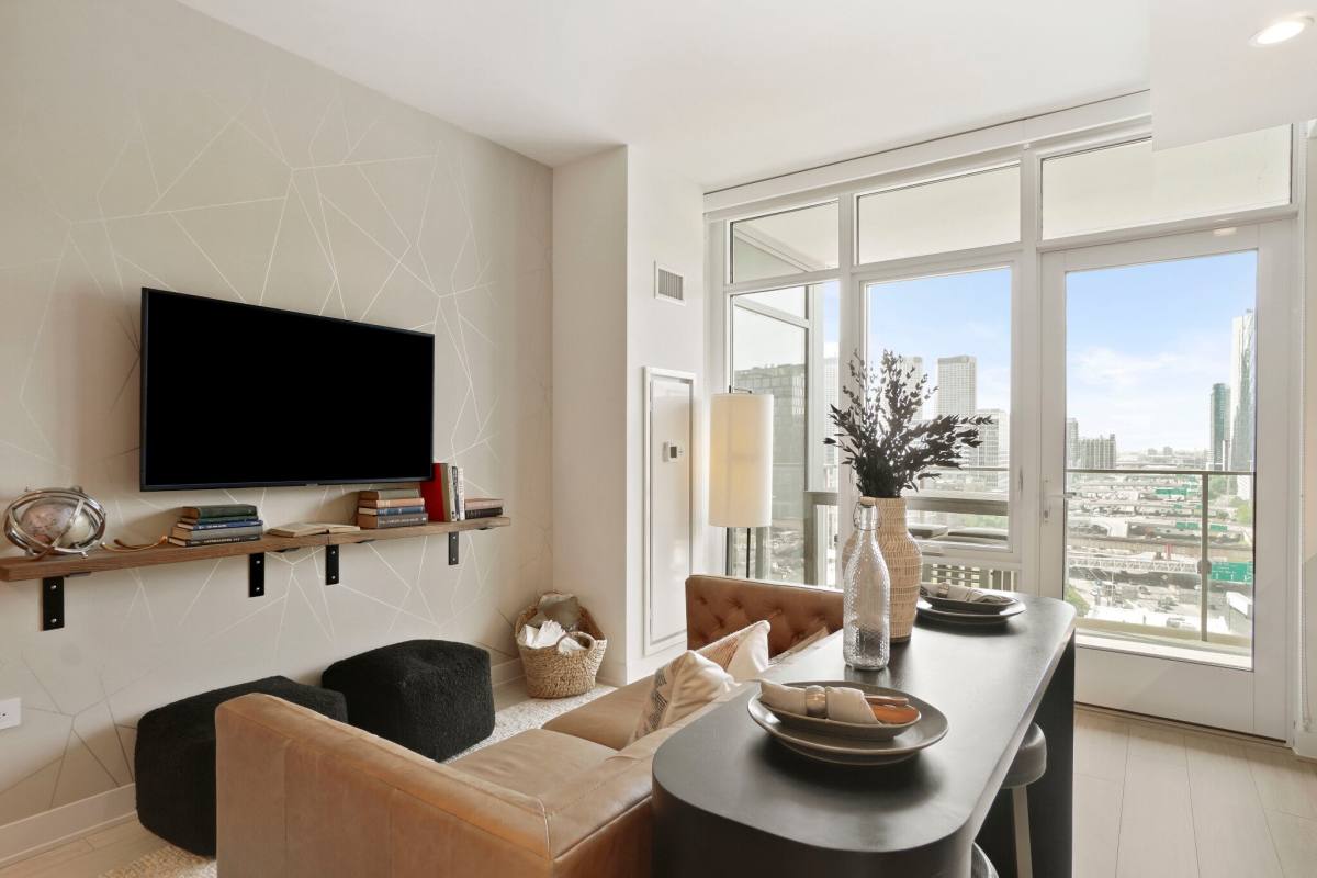Apartment for rent at 332 N Union Ave, Chicago, IL 60661