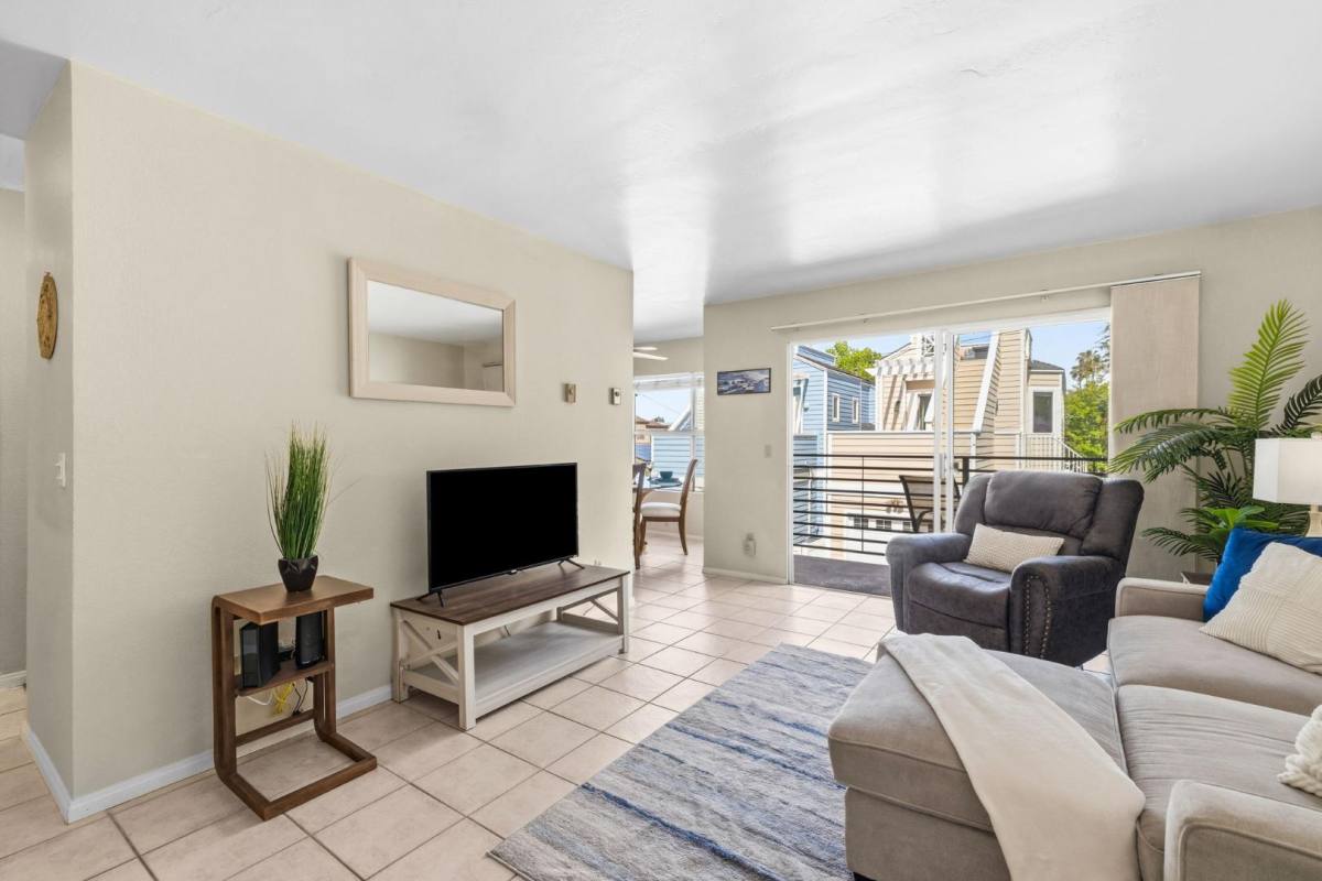 Condo for rent at 4011 Lamont St, San Diego, CA 92109