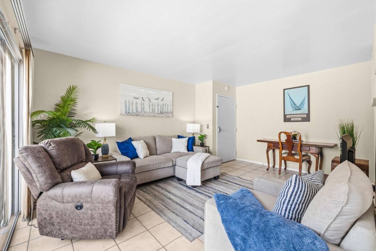 Condo for rent at 4011 Lamont St, San Diego, CA 92109