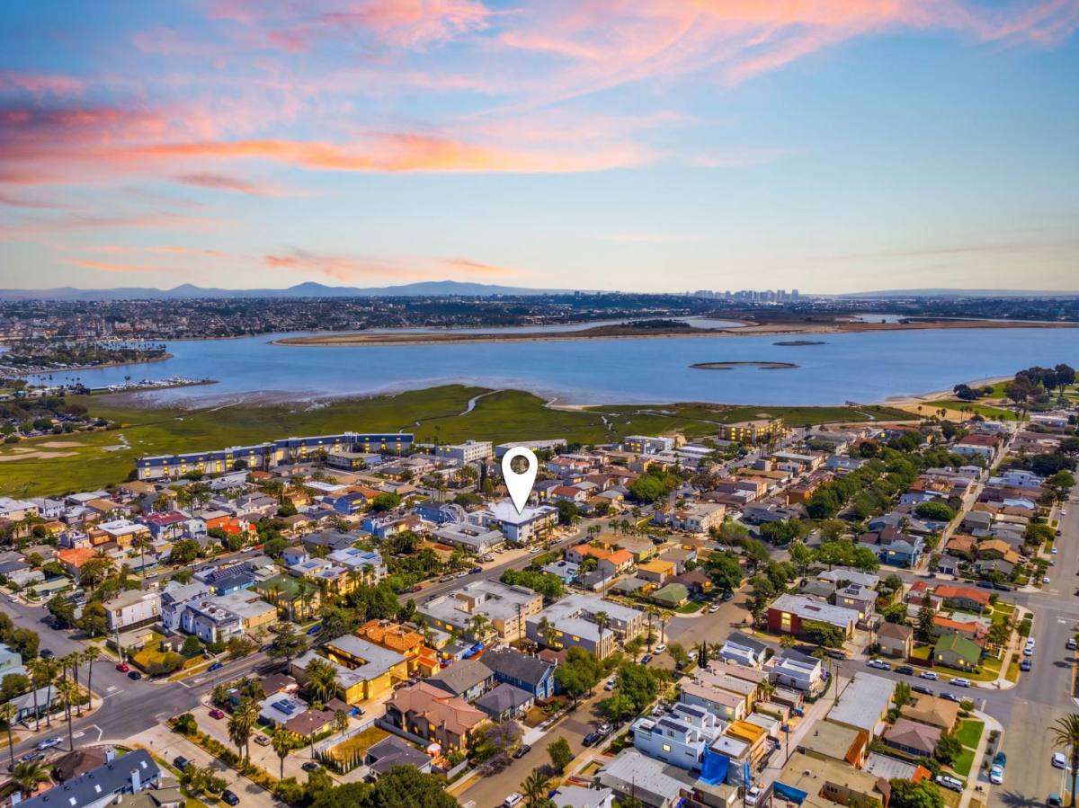 Condo for rent at 4011 Lamont St, San Diego, CA 92109
