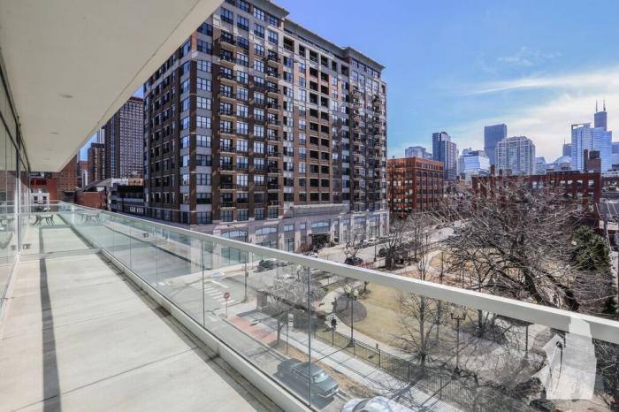 Apartment for rent at 858 N Franklin St, Chicago, IL 60610