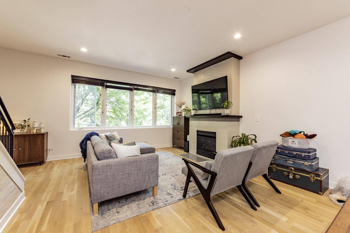Condo for rent at 1916 N Kedzie Ave #2F, Chicago, IL 60647