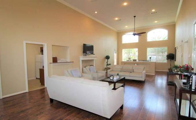 Apartment for rent at 6041 Winsome Lane, Houston, TX 77057