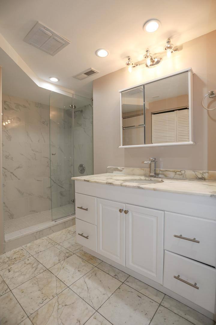 House for rent at 2512 N Southport Ave #1R, Chicago, IL 60614