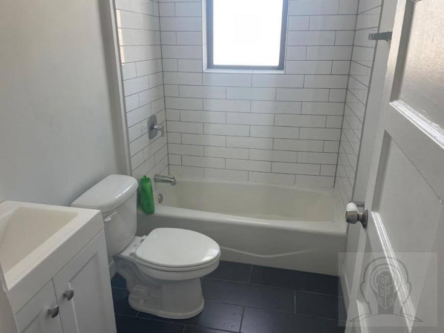 Apartment for rent at 1010 W Dakin St #3, Chicago, IL 60613