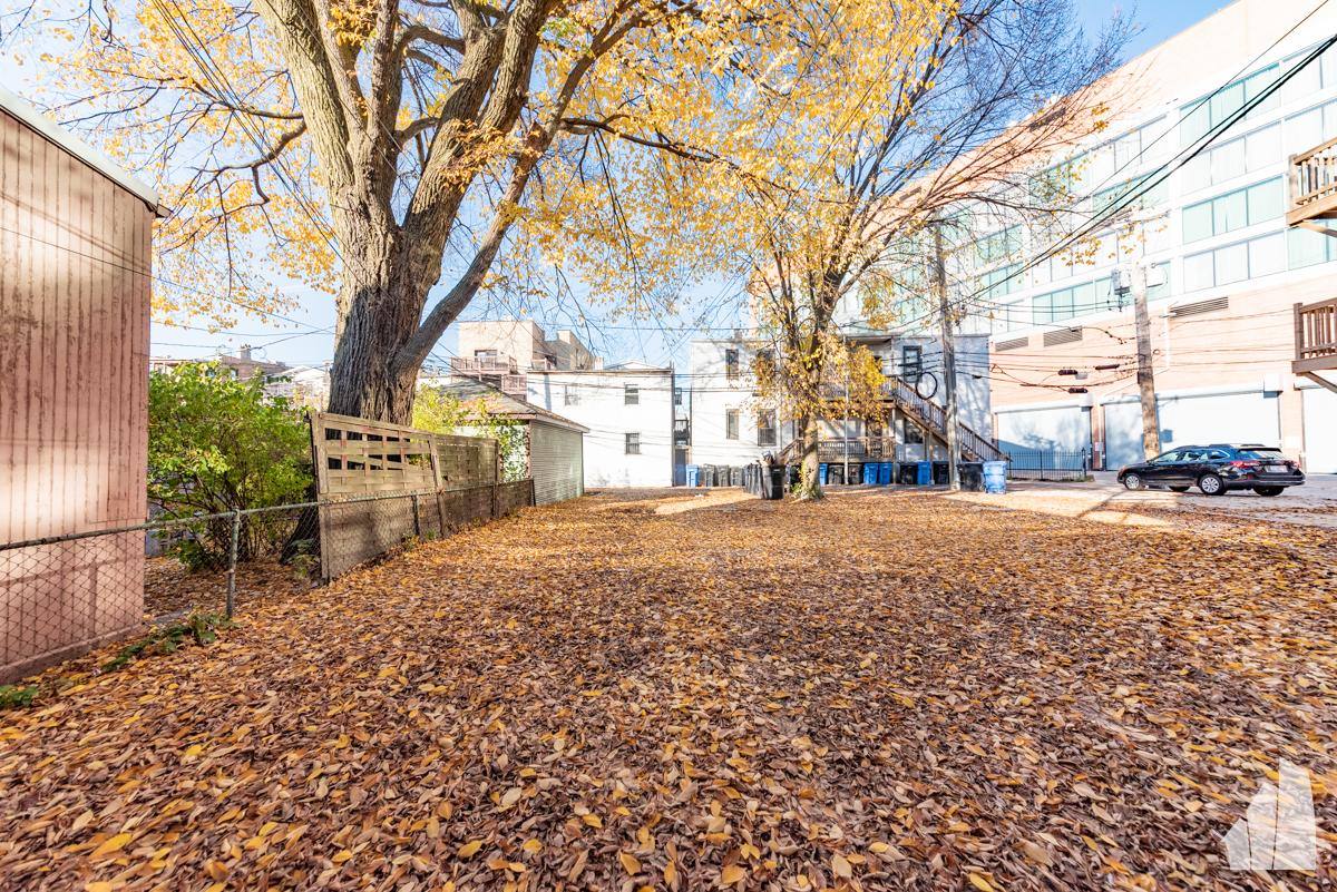 Apartment for rent at 1122 W Addison St #G, Chicago, IL 60613