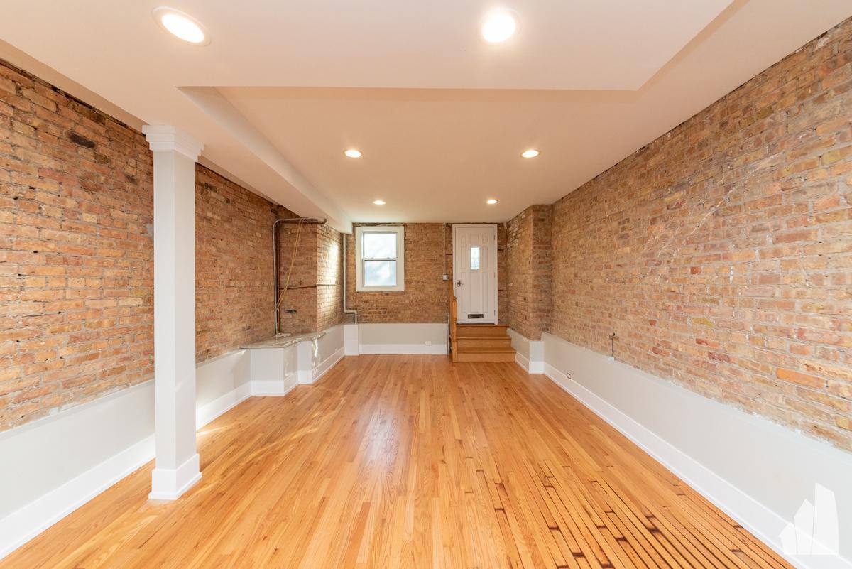 Apartment for rent at 1122 W Addison St #G, Chicago, IL 60613