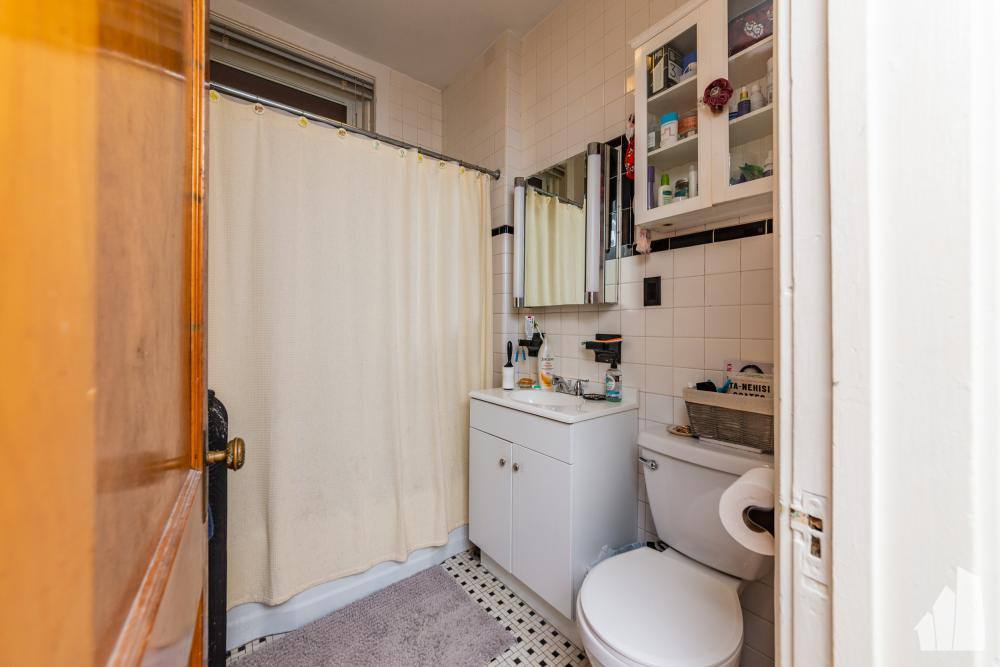 Apartment for rent at 649 W Wrightwood Ave #2F, Chicago, IL 60614