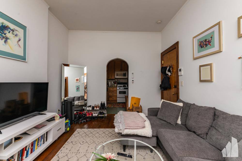 Apartment for rent at 649 W Wrightwood Ave #2F, Chicago, IL 60614