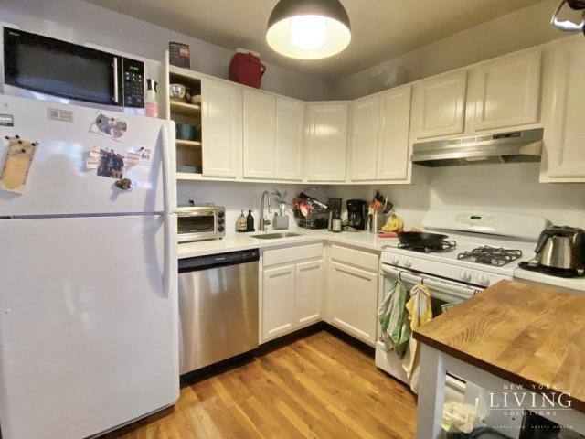 Townhouse for rent at 122 S 2nd St #1, Brooklyn, NY 11249