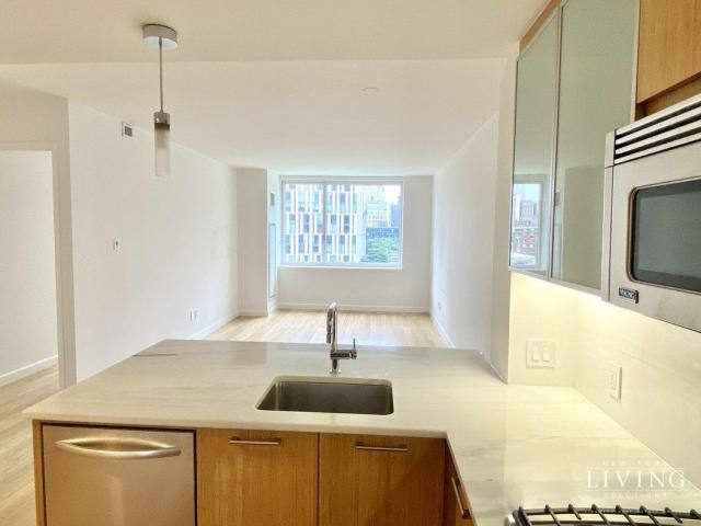 Apartment for rent at 300 N End Ave #9B, New York, NY 10280