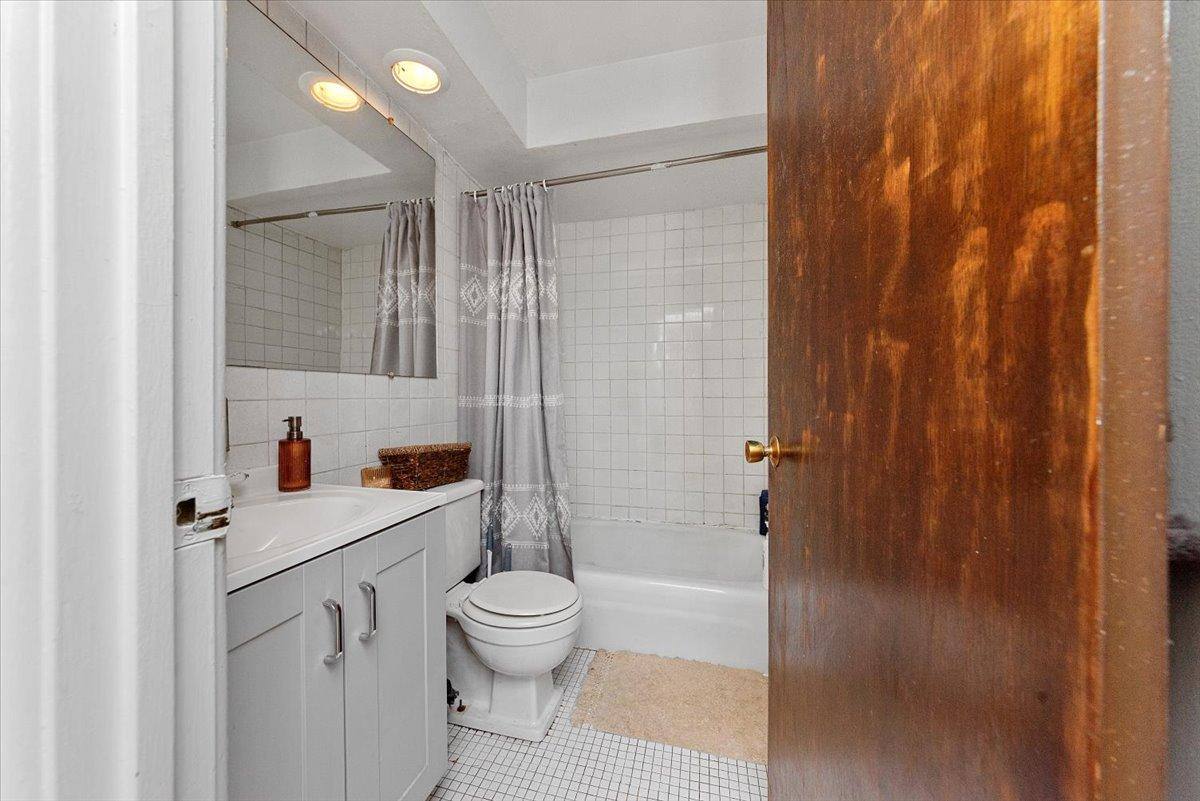 Apartment for rent at 541 W Oakdale Ave #320, Chicago, IL 60657