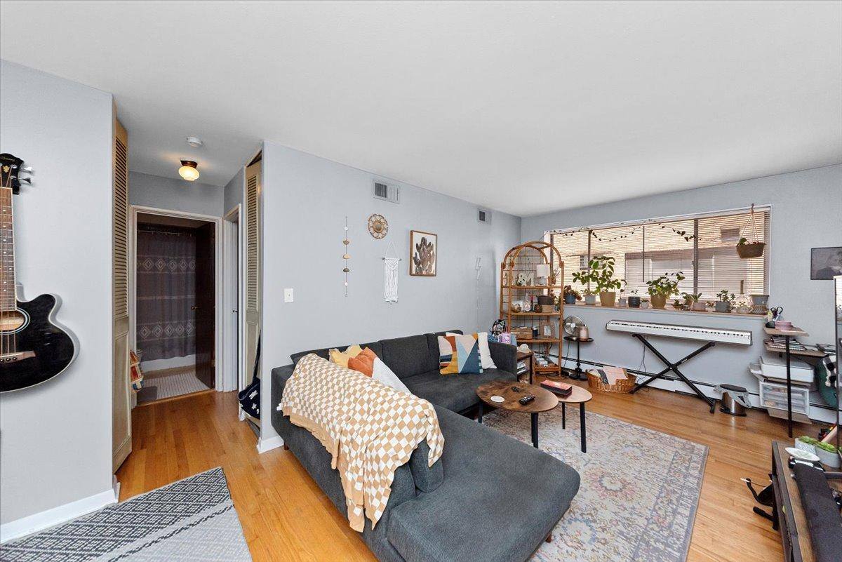 Apartment for rent at 541 W Oakdale Ave #320, Chicago, IL 60657