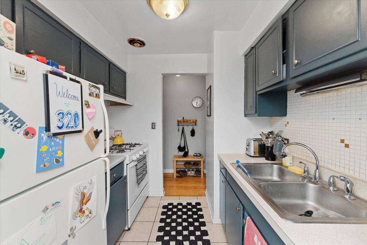 Apartment for rent at 541 W Oakdale Ave #320, Chicago, IL 60657
