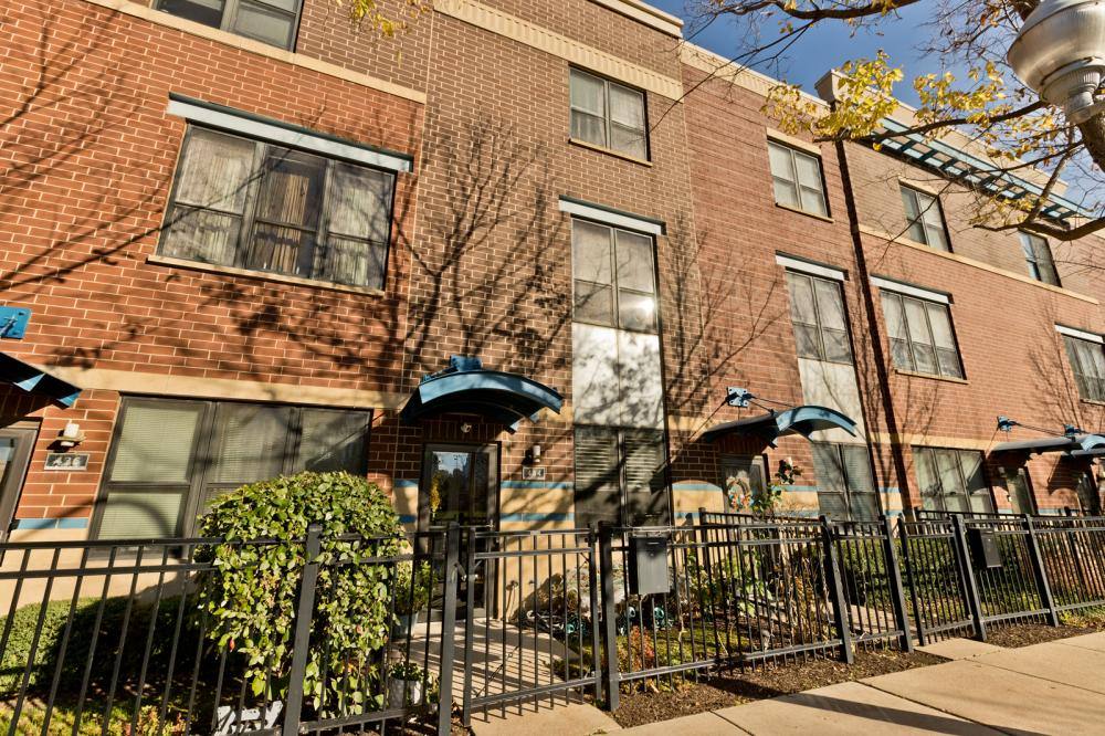 Townhouse for rent at 434 Elm #1, Chicago, IL 60610